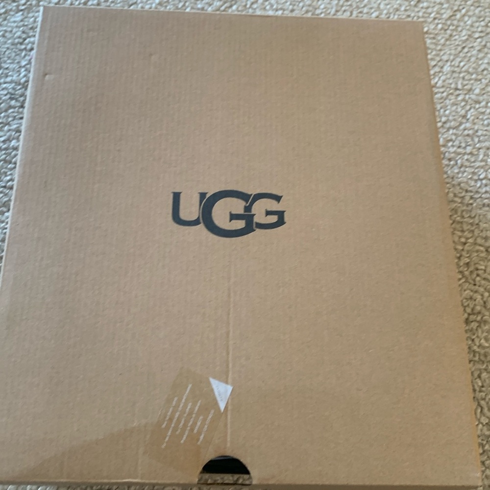 New never worn Ugg Tazzlita slippers size 9 women